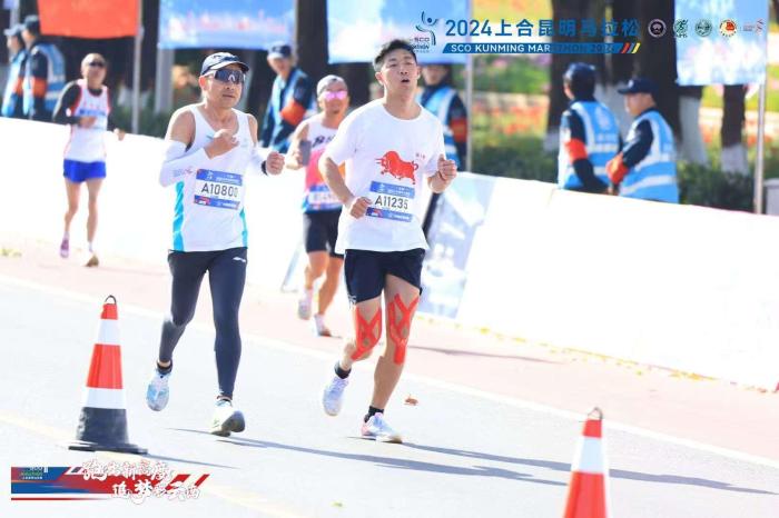 26万名跑者竞逐202完美体育网站4上合昆明马拉松(图2)