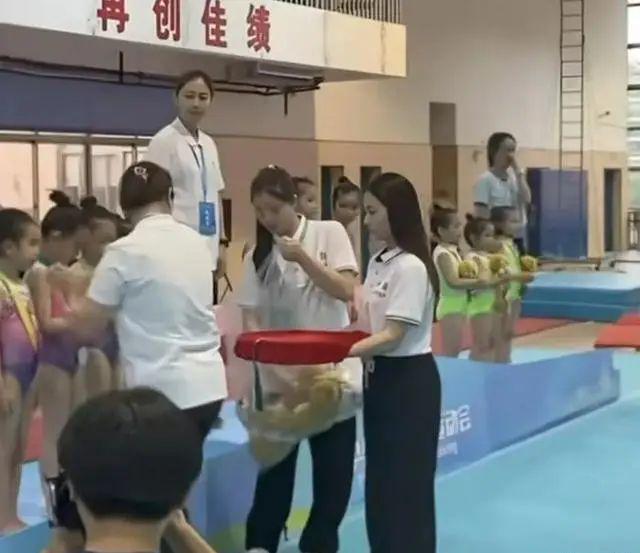 吴柳芳去哪了？疑似更换赛道再次回归平台衣服也换了(图3)