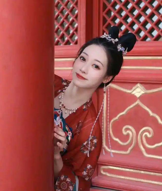 吴柳芳去哪了？疑似更换赛道再次回归平台衣服也换了(图2)