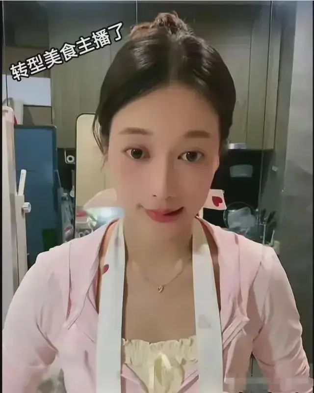 吴柳芳去哪了？疑似更换赛道再次回归平台衣服也换了(图4)