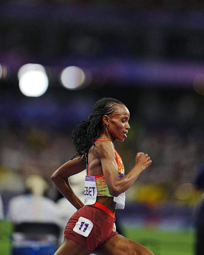 新一代长跑女王！“微笑刺客”切贝特完美体育网站(图14)