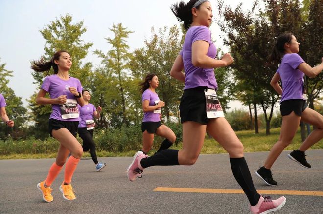 完美体育当跑步变成一场断舍离：2025年低配跑步正在悄然流行(图2)