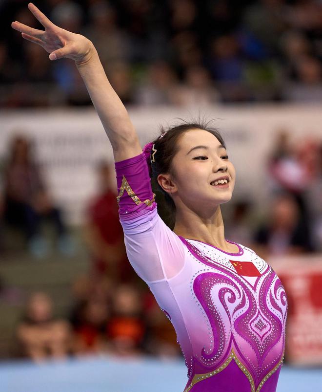 恭喜！中国体操又一16岁美女新星崛起：首次出征大赛夺冠+获3奖牌(图2)