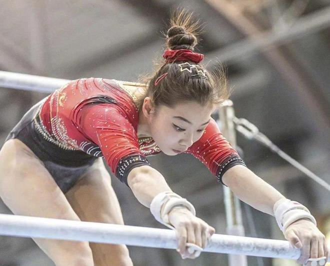 恭喜！中国体操又一16岁美女新星崛起：首次出征大赛夺冠+获3奖牌(图3)