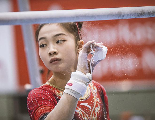 恭喜！中国体操又一16岁美女新星崛起：首次出征大赛夺冠+获3奖牌(图4)