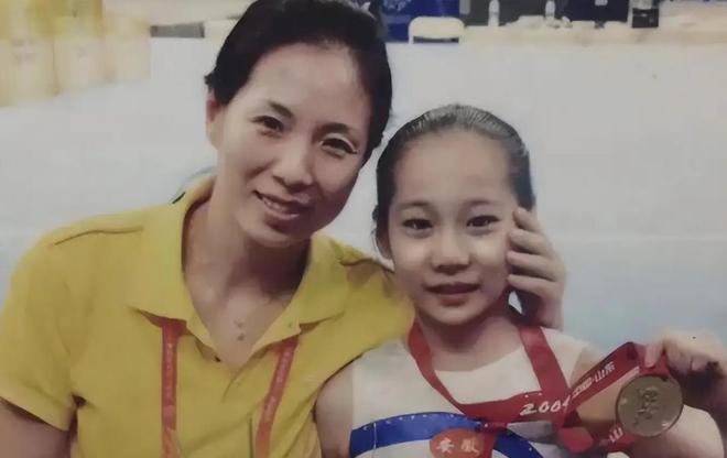 身高仅1米37的奥运冠军20岁迎来二次发育退役多年她过得如何(图6)