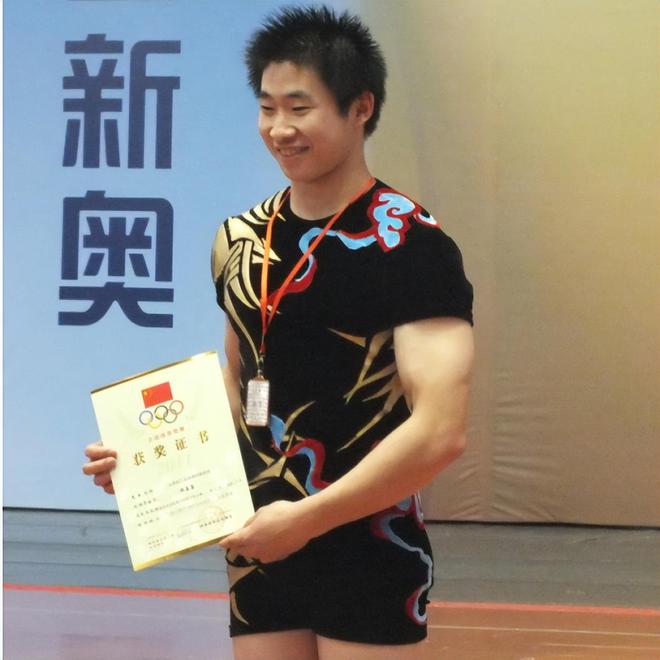 身高仅1米37的奥运冠军20岁迎来二次发育退役多年她过得如何(图2)