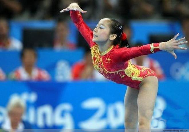 身高仅1米37的奥运冠军20岁迎来二次发育退役多年她过得如何(图12)