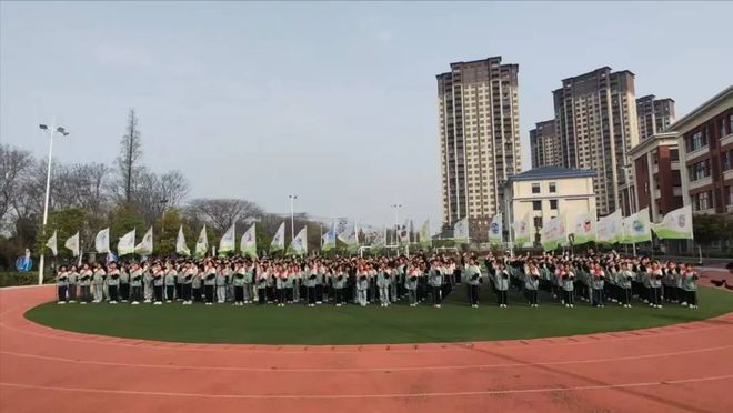 完美体育趣味运动乐享童年——阜阳阜南三小2025年春季趣味运动会(图1)