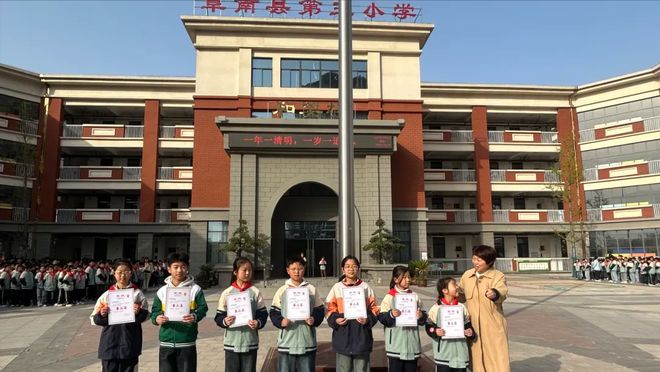 完美体育趣味运动乐享童年——阜阳阜南三小2025年春季趣味运动会(图3)