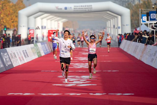 体育）田径——2024北京马拉松赛举行(图2)
