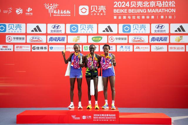 体育）田径——2024北京马拉松赛举行(图3)