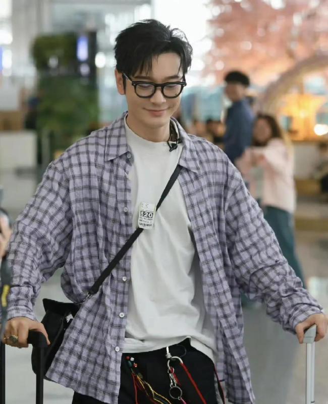 丁禹兮中餐厅厨师服造型路透扛丝瓜瓤成焦点(图3)