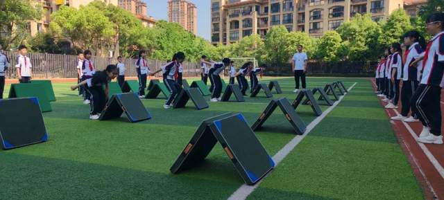 衡阳市香江水岸成龙成章学校易完美体育阳春老师体育研讨课(图8)