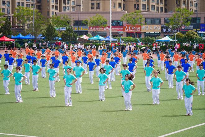 河南大学师生演绎不同年代广播完美体育网站体操(图2)