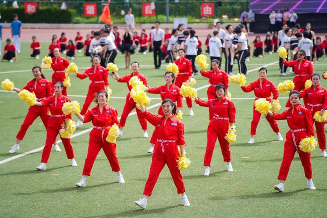 河南大学师生演绎不同年代广播完美体育网站体操(图3)