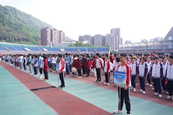 完美体育网站活力四射！雨城区中小学田径锦标赛火热开赛500余名小将赛场逐梦(图2)