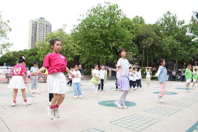 许昌市学府街小学春季运动会：班级特色与体育竞技巧妙融合完美体育(图4)