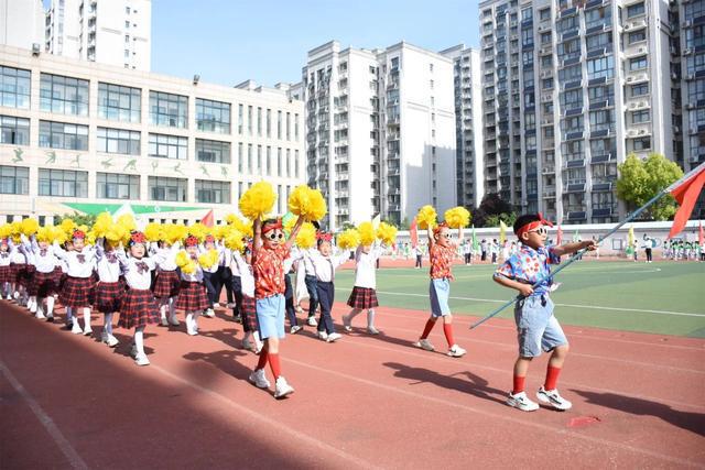 许昌市学府街小学春季运动会：班级特色与体育竞技巧妙融合完美体育(图2)