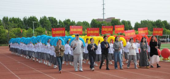 完美体育网站山东省菏泽信息工程学校2025春季田径运动会盛大开幕(图2)
