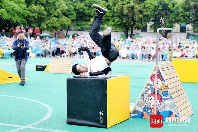 跑酷、轮滑、飞盘……世运会进校园成都娃乐享运动(图3)