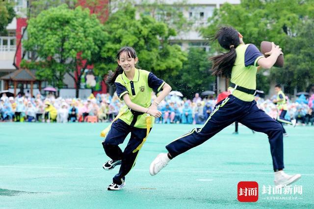 跑酷、轮滑、飞盘……世运会进校园成都娃乐享运动(图5)