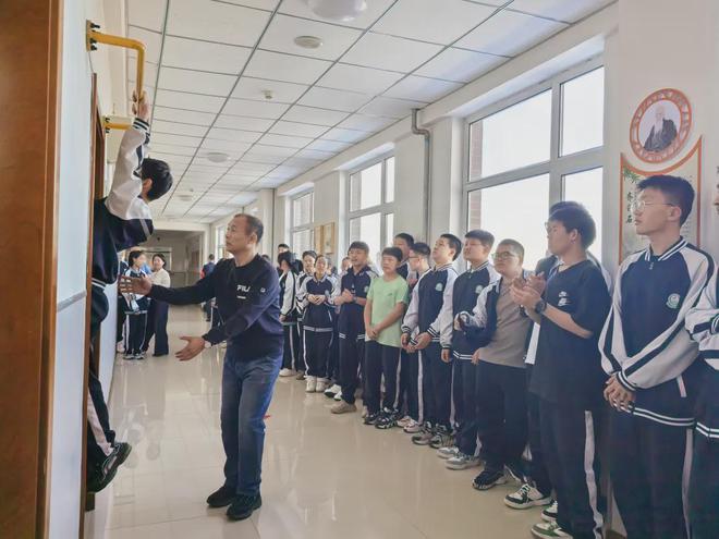 课间变身“活力赛场”！“门上小单杠”点燃校园运动热(图2)