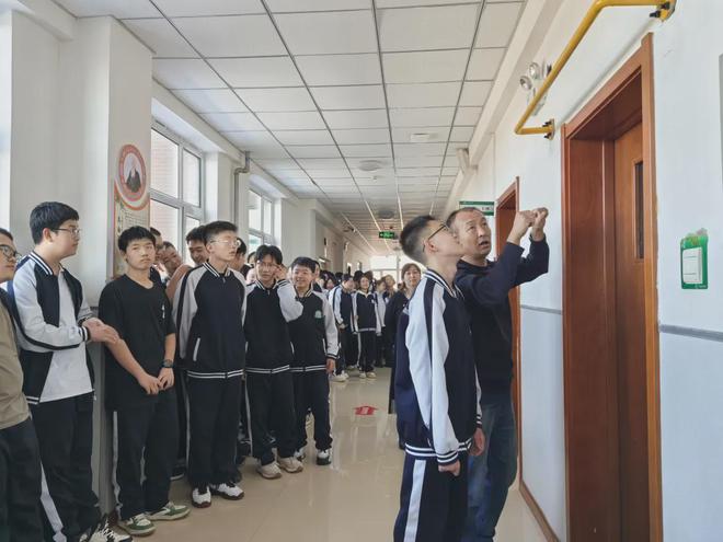 课间变身“活力赛场”！“门上小单杠”点燃校园运动热(图3)