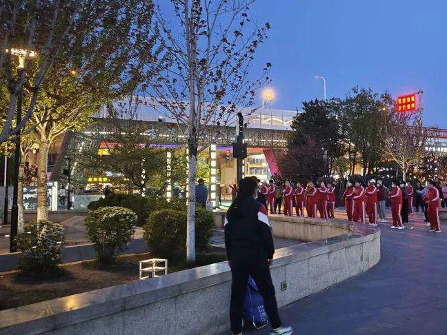 城市健身运动：夜色下的文体魅力(图2)
