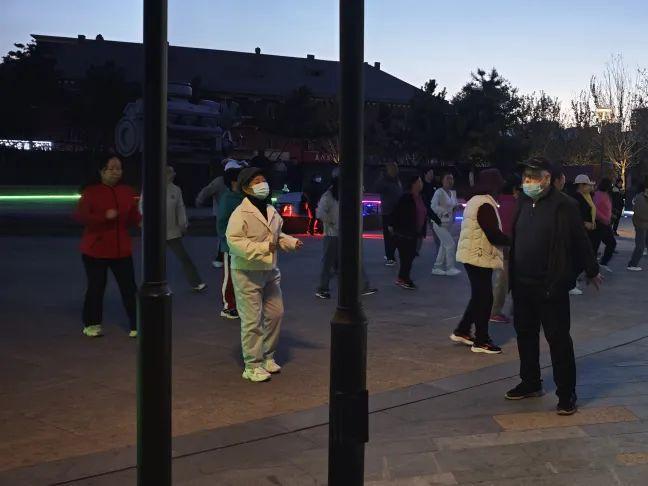 城市健身运动：夜色下的文体魅力(图4)