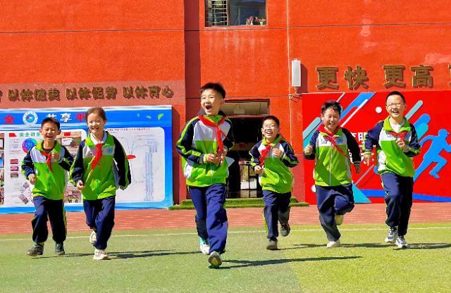 内蒙古鄂尔多斯东胜区铁路学校：校园“小空间”体育“大舞台”