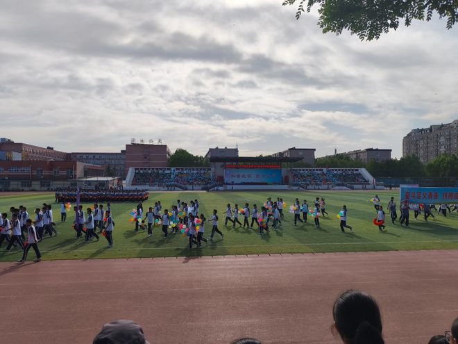 完美体育网站邢台市第十九中学教育集团北校区2025年春季田径运动会盛大开幕(图2)