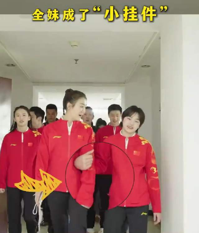 完美体育网站可爱!全红婵搂着陈梦变人形挂件扮鬼脸逗梦姐笑干爸马龙晾一边(图2)