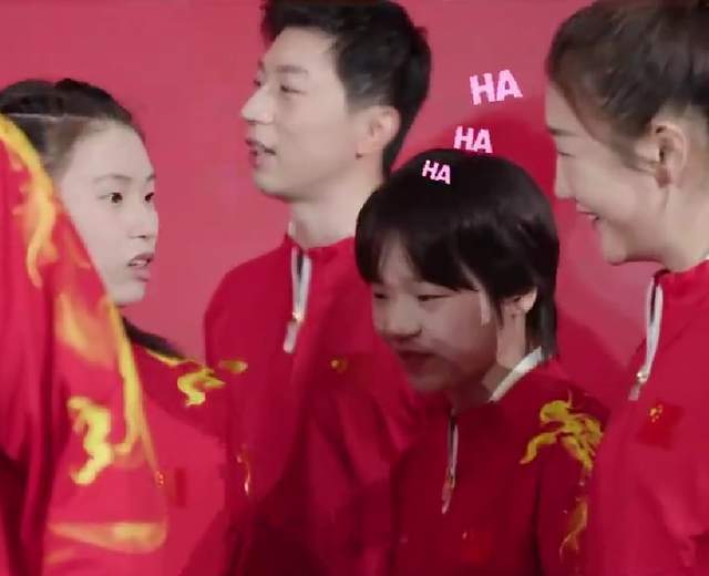 完美体育网站可爱!全红婵搂着陈梦变人形挂件扮鬼脸逗梦姐笑干爸马龙晾一边(图4)