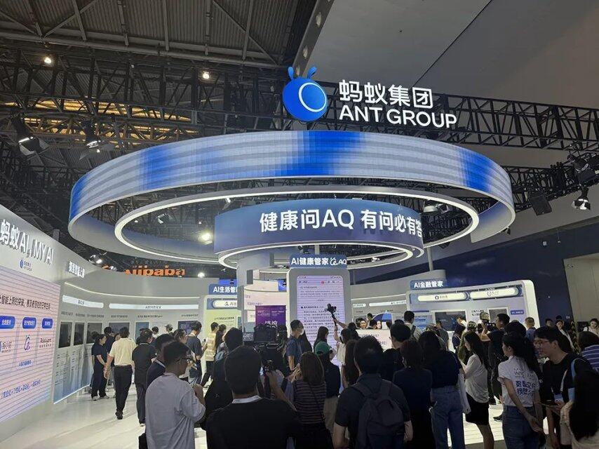 人工智能大会彻底引爆展区水泄不通门票炒到2000多暴走3万步带来最全看点(图8)