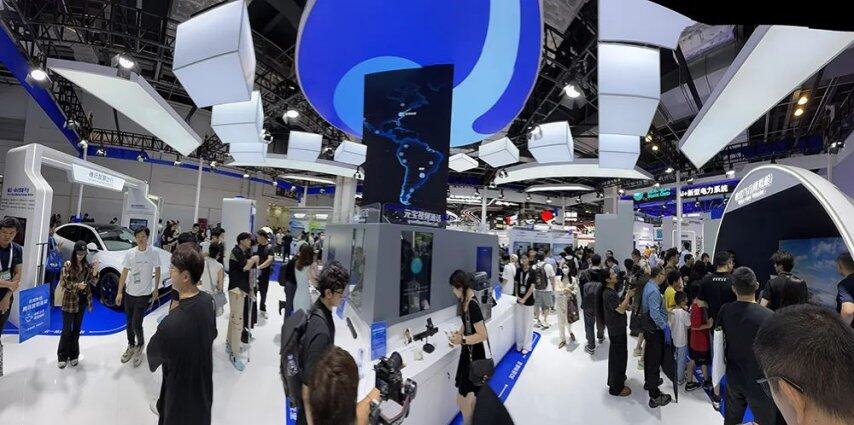 人工智能大会彻底引爆展区水泄不通门票炒到2000多暴走3万步带来最全看点(图9)