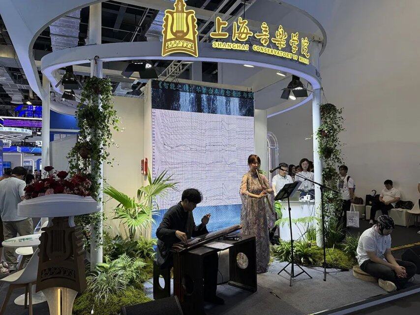 人工智能大会彻底引爆展区水泄不通门票炒到2000多暴走3万步带来最全看点(图43)