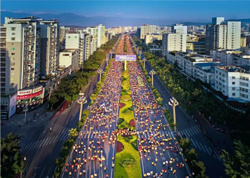 金标“西马”畅跑西昌11月1日四川银行2025西昌邛海湿地马拉松18000人热力开跑(图2)