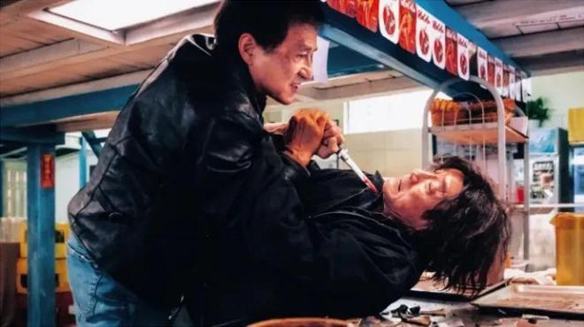 71岁成龙加拿大与友人吃海底捞戴着老花镜夹菜看酸了多少人！完美体育(图3)