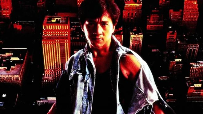 71岁成龙加拿大与友人吃海底捞戴着老花镜夹菜看酸了多少人！完美体育(图4)