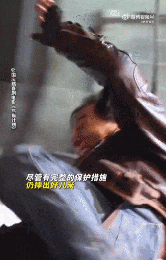 71岁成龙加拿大与友人吃海底捞戴着老花镜夹菜看酸了多少人！完美体育(图2)