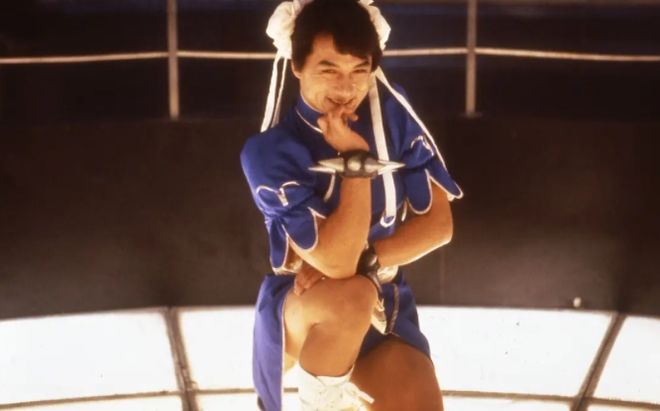 71岁成龙加拿大与友人吃海底捞戴着老花镜夹菜看酸了多少人！完美体育(图5)