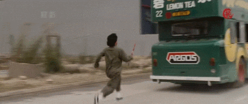 71岁成龙加拿大与友人吃海底捞戴着老花镜夹菜看酸了多少人！完美体育(图6)