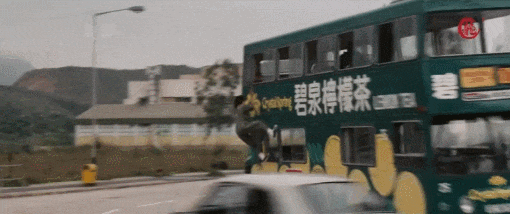 71岁成龙加拿大与友人吃海底捞戴着老花镜夹菜看酸了多少人！完美体育(图7)