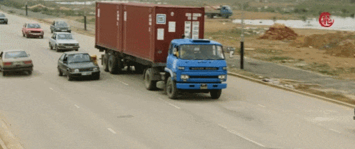 71岁成龙加拿大与友人吃海底捞戴着老花镜夹菜看酸了多少人！完美体育(图8)