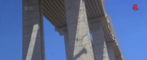 71岁成龙加拿大与友人吃海底捞戴着老花镜夹菜看酸了多少人！完美体育(图11)