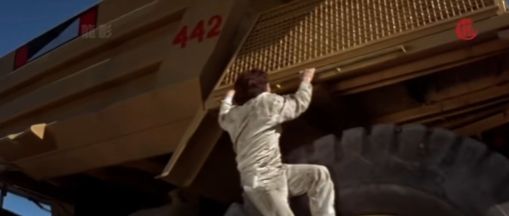 71岁成龙加拿大与友人吃海底捞戴着老花镜夹菜看酸了多少人！完美体育(图10)