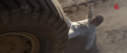 71岁成龙加拿大与友人吃海底捞戴着老花镜夹菜看酸了多少人！完美体育(图9)