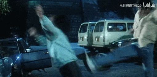 71岁成龙加拿大与友人吃海底捞戴着老花镜夹菜看酸了多少人！完美体育(图12)