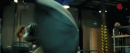 71岁成龙加拿大与友人吃海底捞戴着老花镜夹菜看酸了多少人！完美体育(图13)